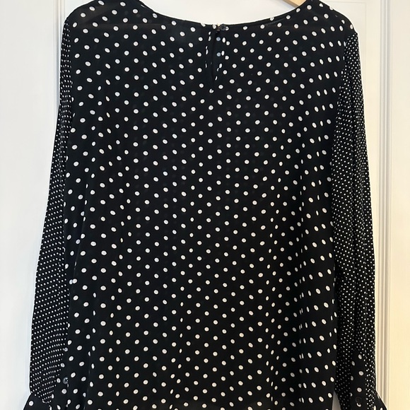 Blouse with polka dot patterns - Picture 2 of 5
